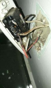 Sửa chữa, thay thế ổ cắm điện bị chập cháy nổ giá rẻ